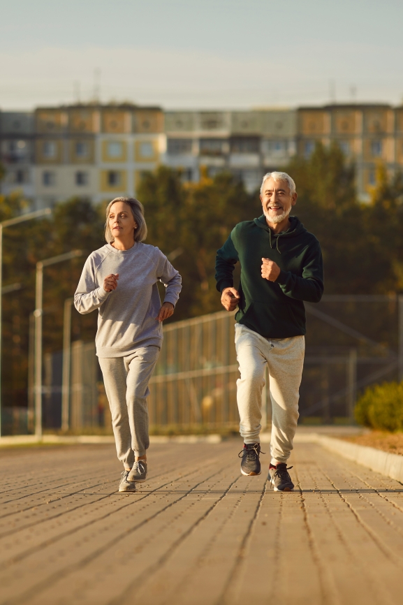 Das Thema Longevity oder auf Deutsch Langlebigkeit ist in den letzten Jahren immer mehr zum Trend geworden. Es geht dabei nicht nur darum, das Lebensalter zu maximieren, sondern auch die Lebensqualität im Alter zu erhalten. 